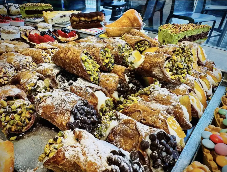 Cannoli siciliani e pasticceria del Caffè Barberini