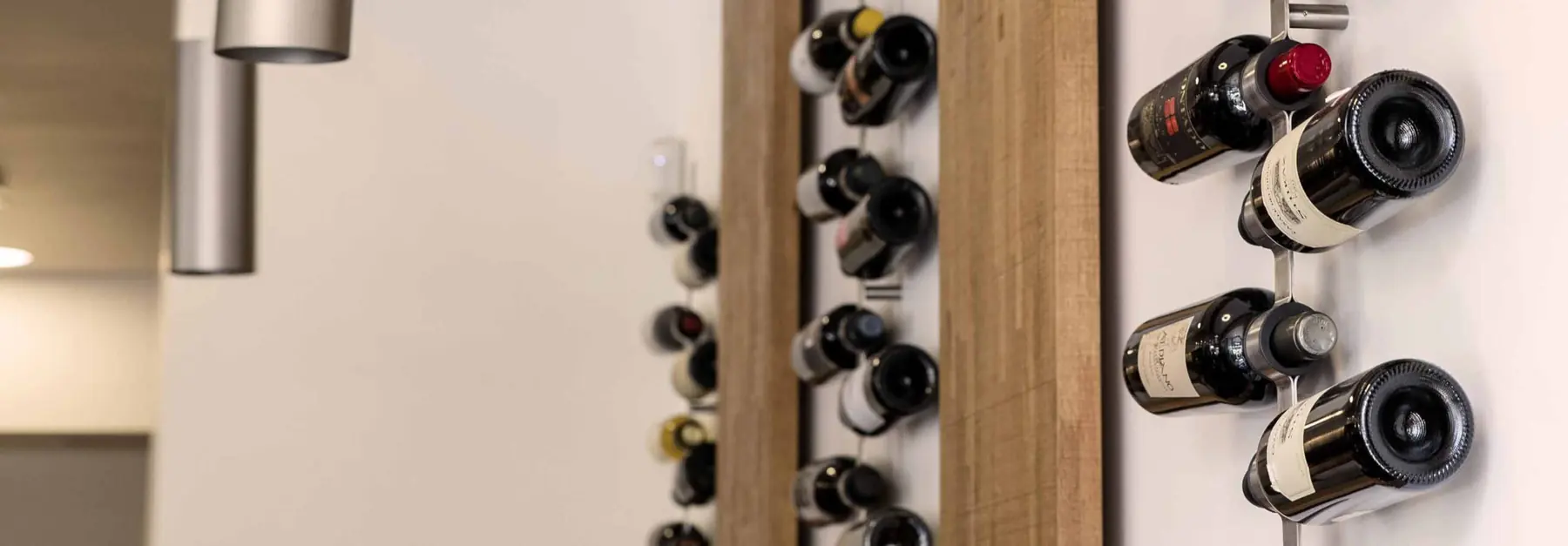 La parete dei vini e delle birre del Caffè Barberini